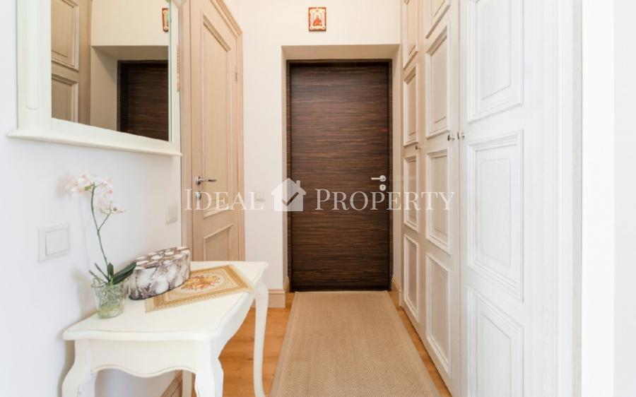 We offer a bright apartment on a quiet street in the city center. 