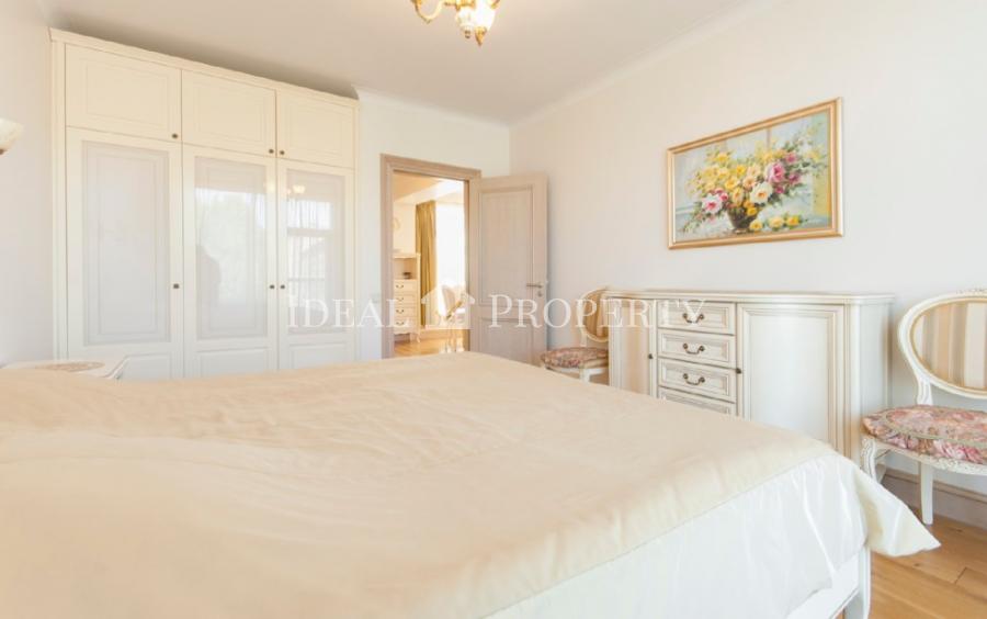 We offer a bright apartment on a quiet street in the city center. 