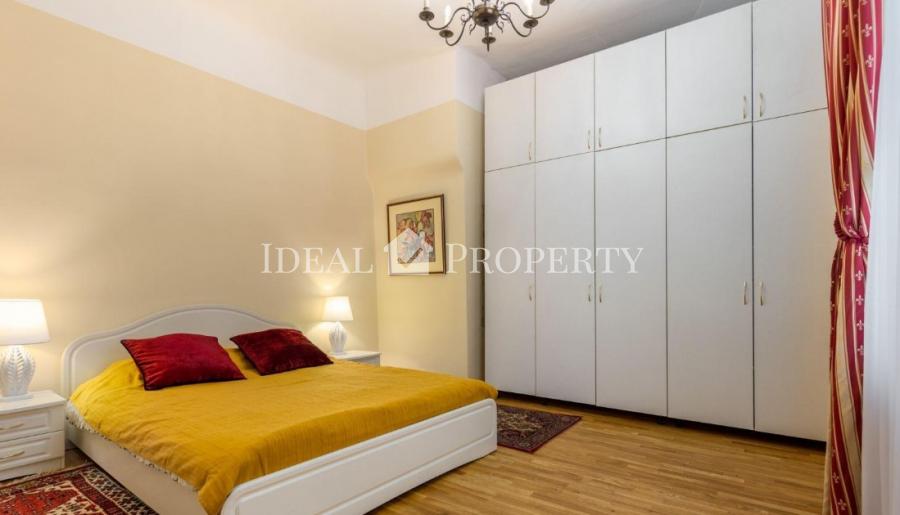 For rent a spacious 3-room apartment in the Old Town on a quiet street. 