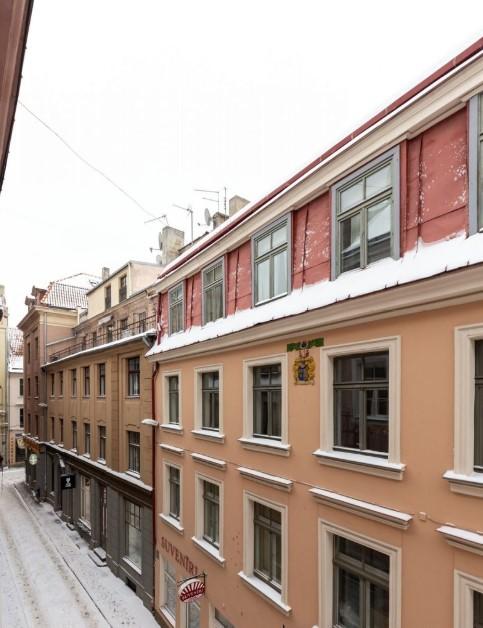 For rent a spacious 3-room apartment in the Old Town on a quiet street. 