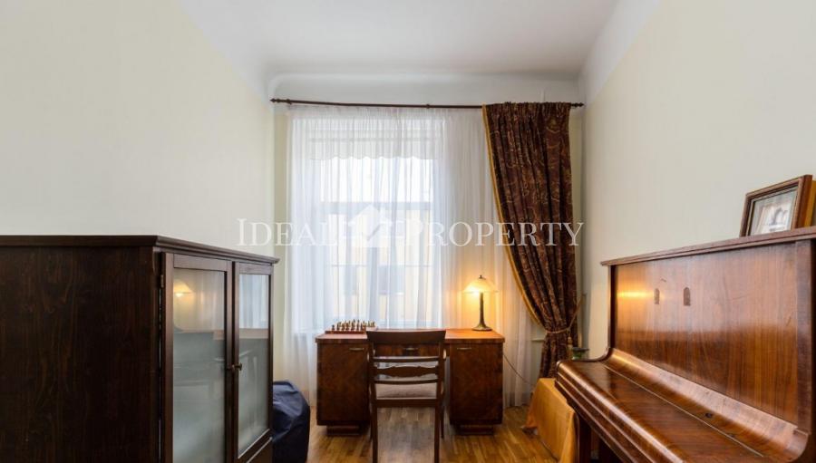 For rent a spacious 3-room apartment in the Old Town on a quiet street. 