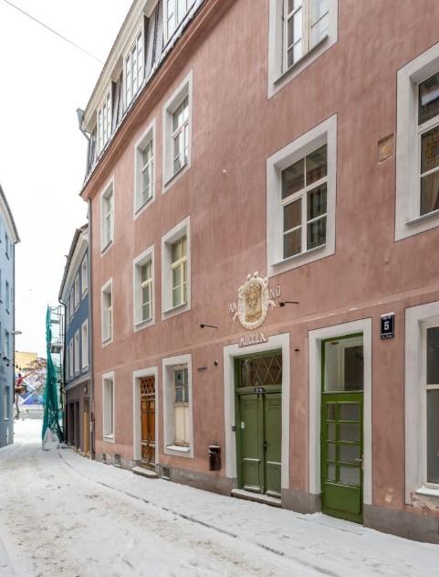 For rent a spacious 3-room apartment in the Old Town on a quiet street. 