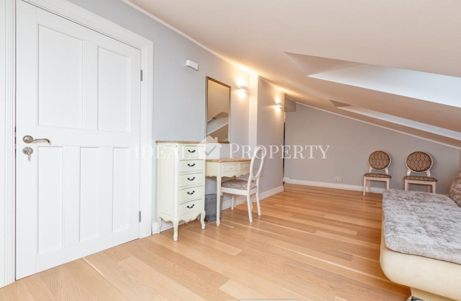 We offer for sale or rent an elegant duplex apartment in the quiet center of Riga.