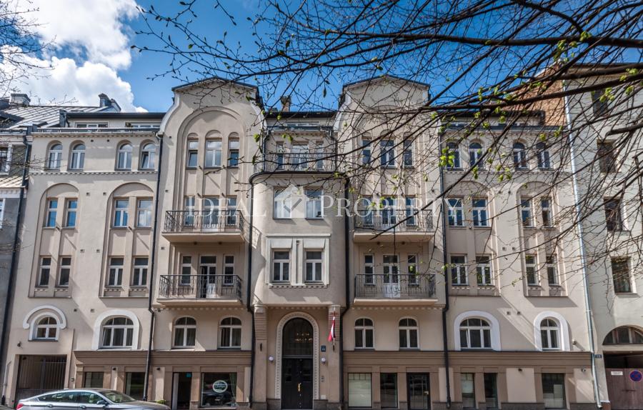 We offer for sale or rent an elegant duplex apartment in the quiet center of Riga.