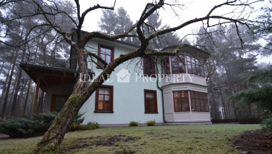 For rent we offer a cozy and beautiful house with a well-kept garden in Jurmala.