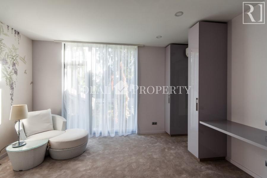For sale or long-term rent is offered a three-level apartment in the center of Jurmala, in Majori.