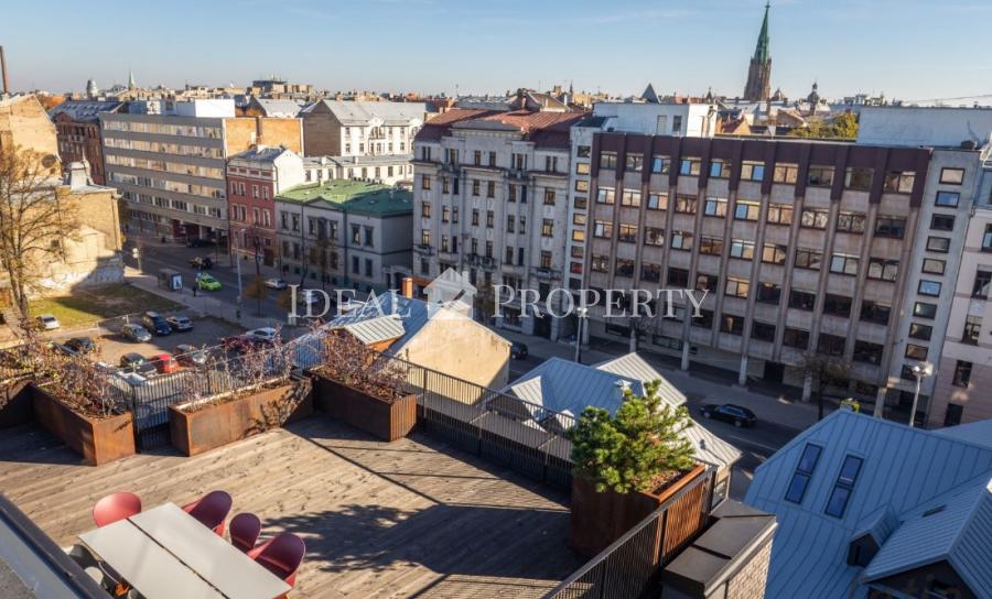 Mēs piedāvājam pārdošanai dizaina dzīvoklis ar divām terasēm  centrā.