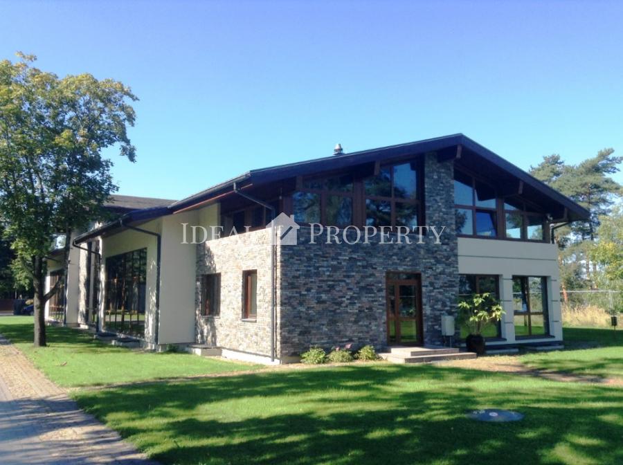 Exclusive, respectable mansion with a swimming pool on the banks of the Lielupe River in Priedain.