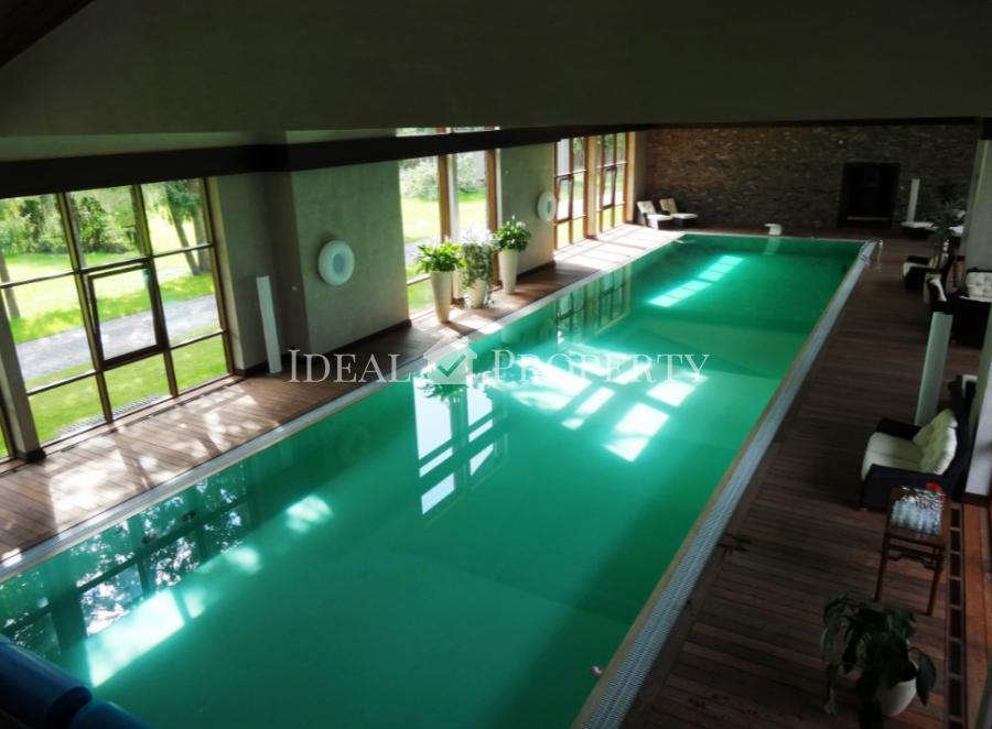 Exclusive, respectable mansion with a swimming pool on the banks of the Lielupe River in Priedain.