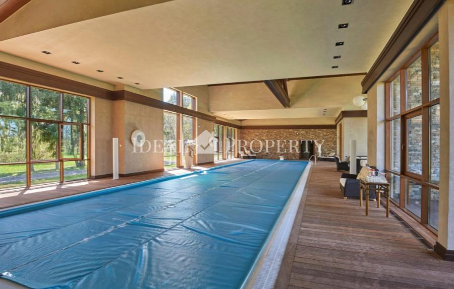 Exclusive, respectable mansion with a swimming pool on the banks of the Lielupe River in Priedain.