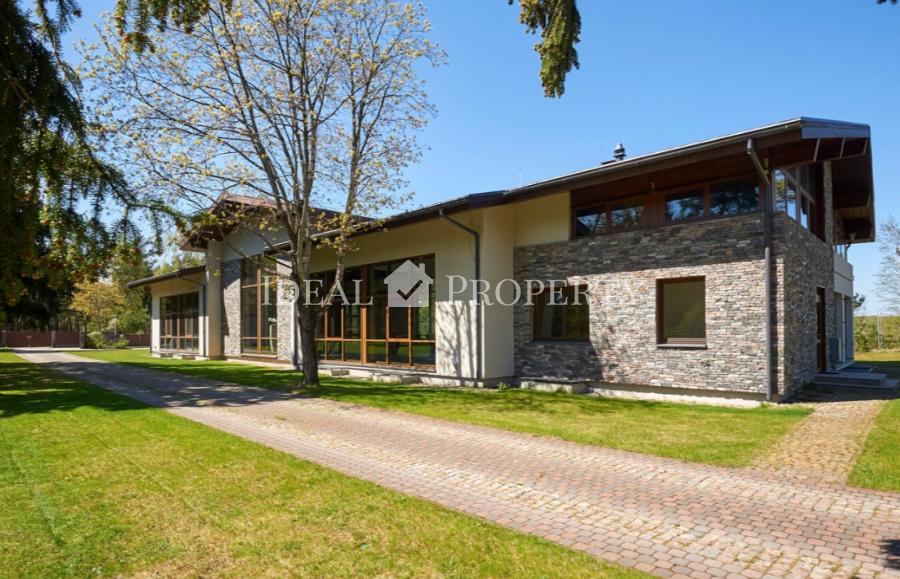 Exclusive, respectable mansion with a swimming pool on the banks of the Lielupe River in Priedain.