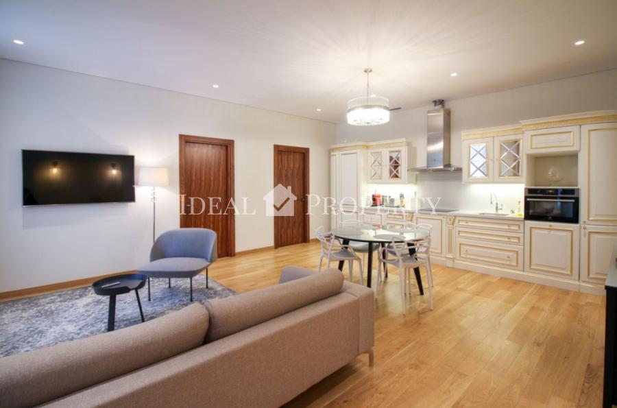 For sale, we offer a bright apartment in a new renovated building.