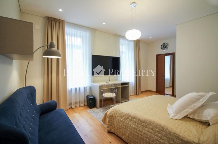 For sale, we offer a bright apartment in a new renovated building.