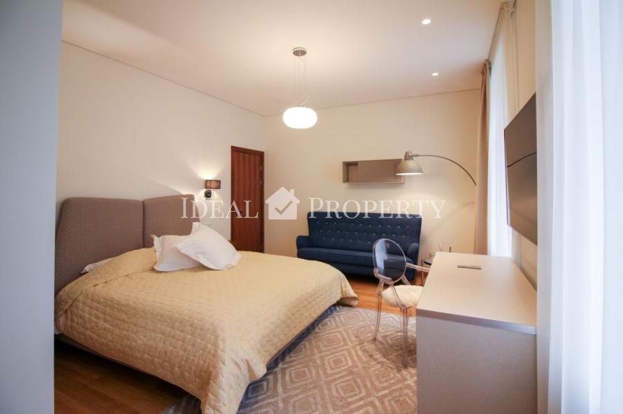 For sale, we offer a bright apartment in a new renovated building.