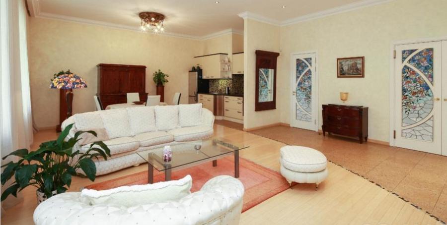 Apartment for rent in the embassy area in the quiet center, close to the parks.