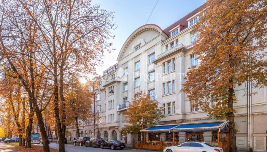 We offer to buy a magnificent and spacious apartment in the historical center of Riga, Ausekla street.