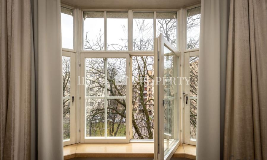 We offer to buy a magnificent and spacious apartment in the historical center of Riga, Ausekla street.