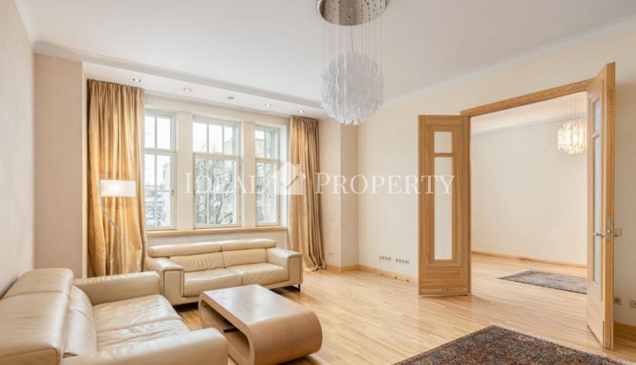 We offer to buy a magnificent and spacious apartment in the historical center of Riga, Ausekla street.