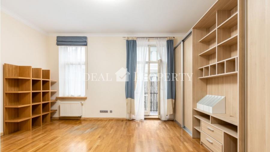 We offer to buy a magnificent and spacious apartment in the historical center of Riga, Ausekla street.