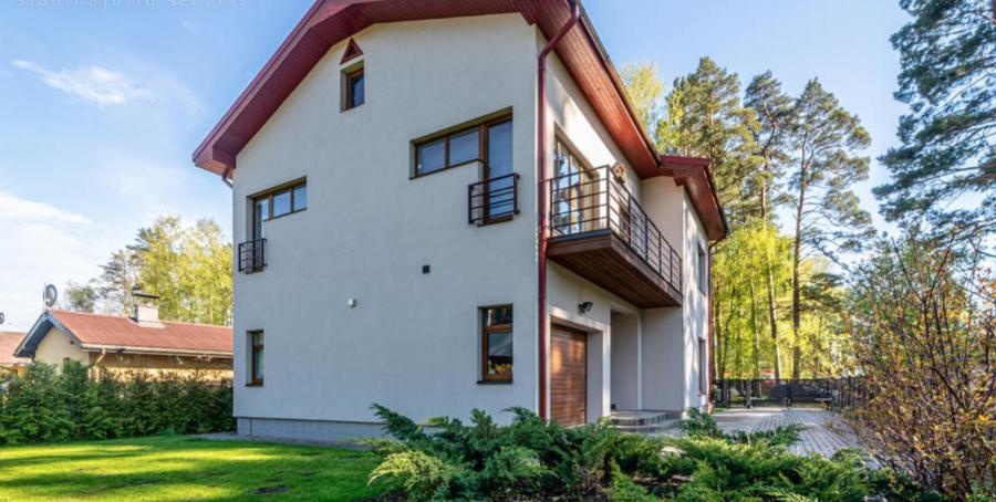 We offer a comfortable house for long-term rent in Jurmala.