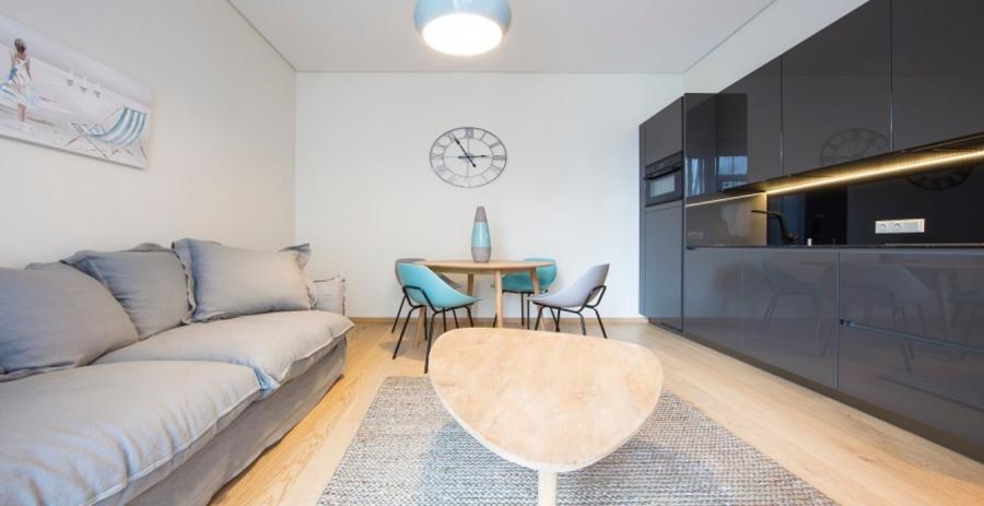 Nice one-bedroom apartment with a balcony and a view of courtyard.