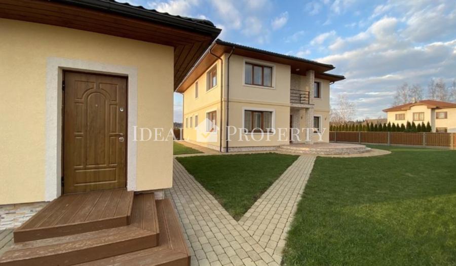 В тихом современном поселке, продается красивый и уютный дом+гостевой дом с баней.