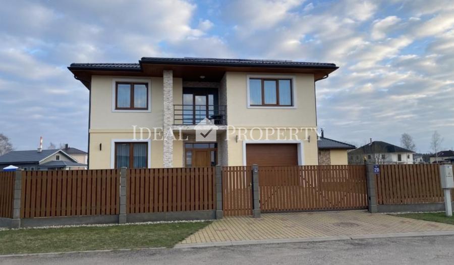 В тихом современном поселке, продается красивый и уютный дом+гостевой дом с баней.