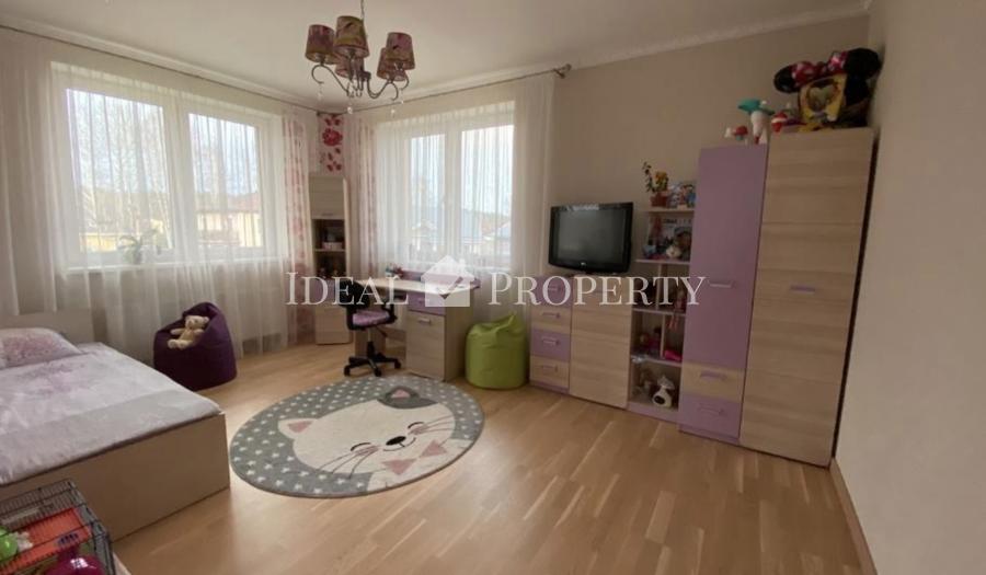 В тихом современном поселке, продается красивый и уютный дом+гостевой дом с баней.