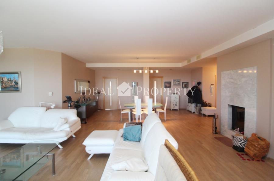 An exquisite apartment with the sea and dune views is available for rent.