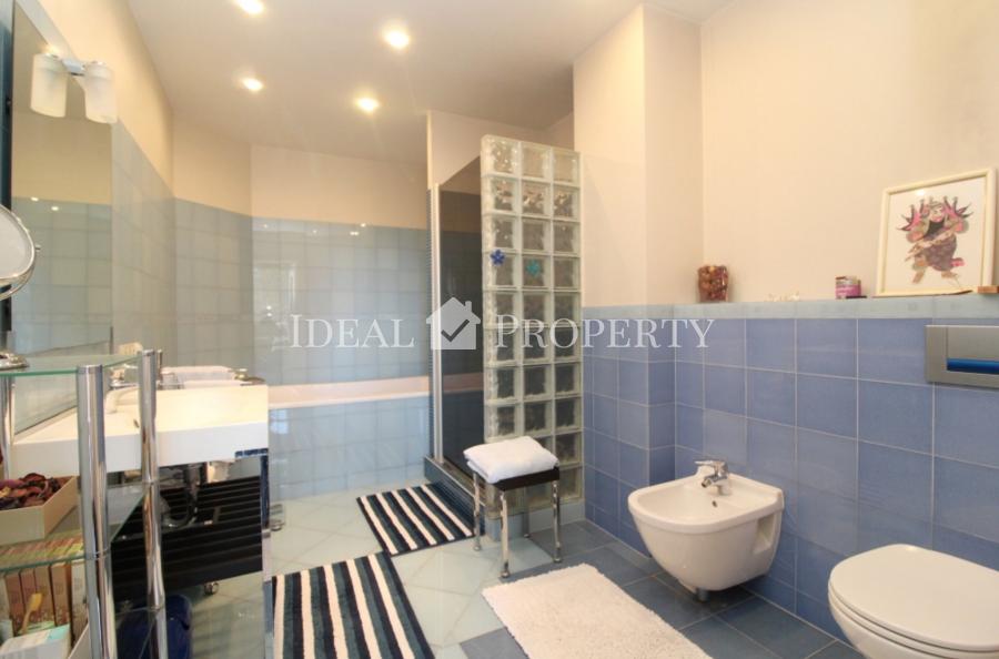 An exquisite apartment with the sea and dune views is available for rent.