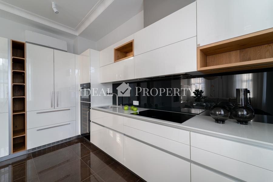 We offer to purchase a spacious and sophisticated 3 rooms apartment at Elizabetes street.