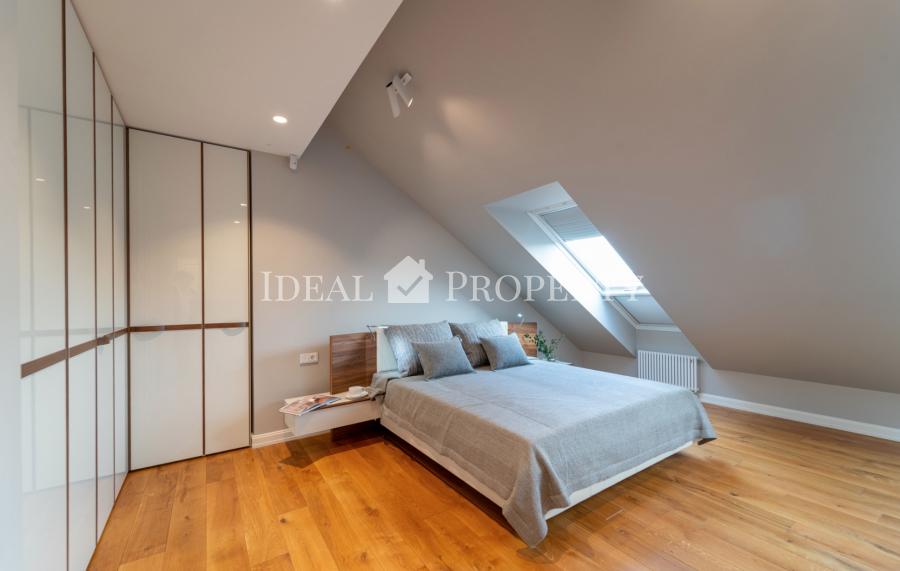 We offer to purchase a spacious and sophisticated 3 rooms apartment at Elizabetes street.