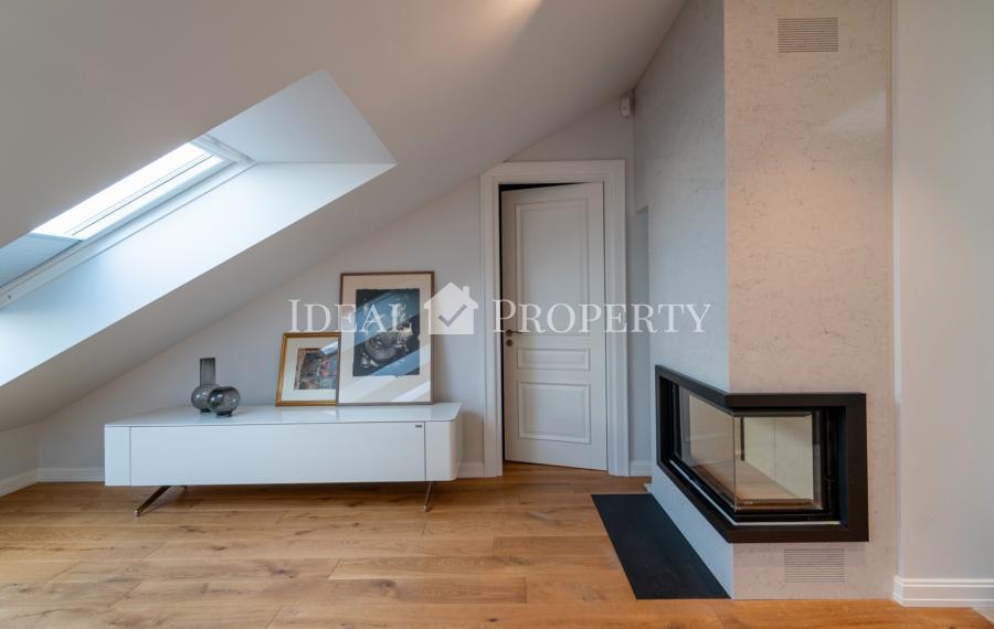 We offer to purchase a spacious and sophisticated 3 rooms apartment at Elizabetes street.