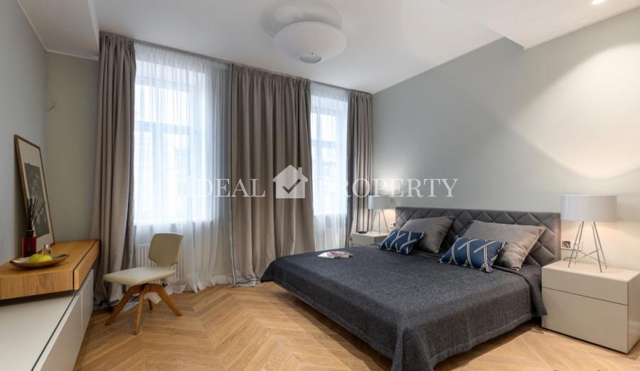 We offer to purchase a spacious and sophisticated 3 rooms apartment at Elizabetes street.