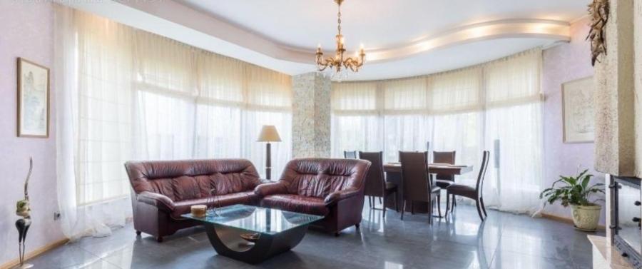 Piedāvājam iegādāties plašu un labiekārtotu privātmāju.