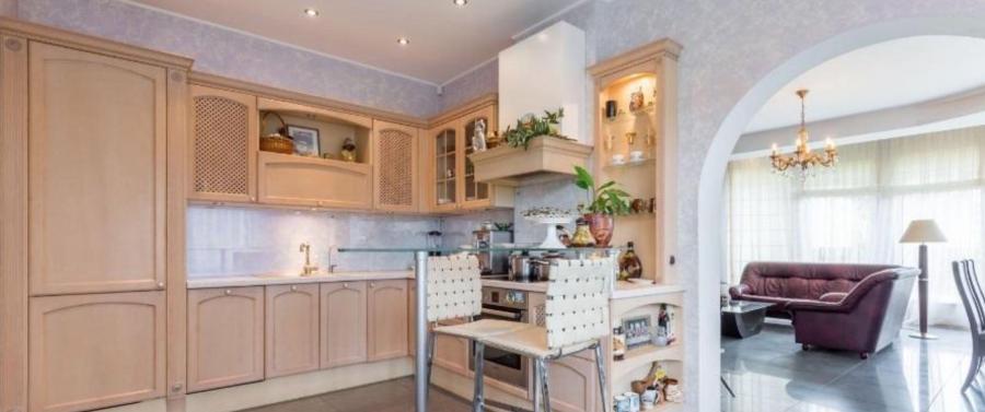 Piedāvājam iegādāties plašu un labiekārtotu privātmāju.