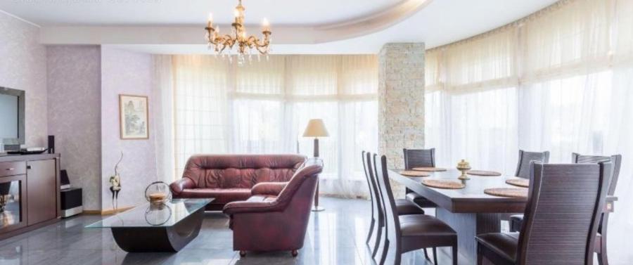 Piedāvājam iegādāties plašu un labiekārtotu privātmāju.