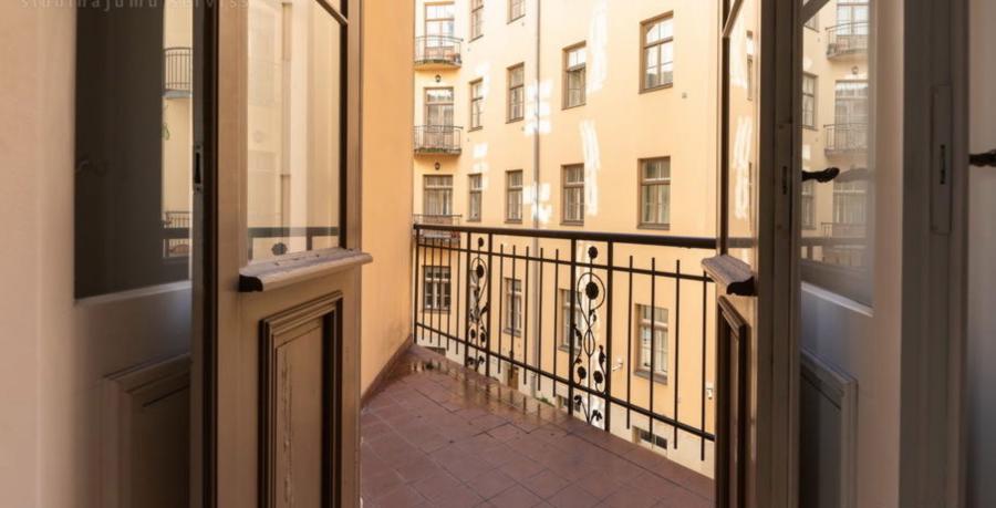 For long-term rent offered a spacious five-room apartment in the most prestigious district of Riga, on Albert Street.