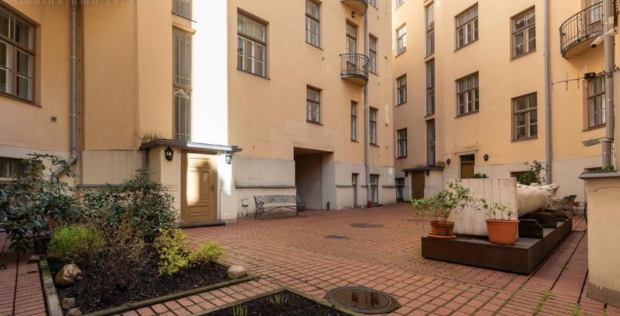 For long-term rent offered a spacious five-room apartment in the most prestigious district of Riga, on Albert Street.