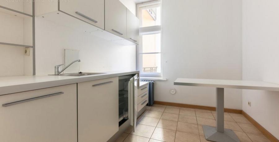 For long-term rent offered a spacious five-room apartment in the most prestigious district of Riga, on Albert Street.