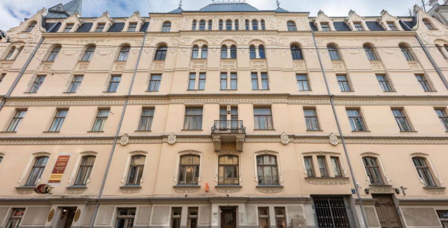 For long-term rent offered a spacious five-room apartment in the most prestigious district of Riga, on Albert Street.