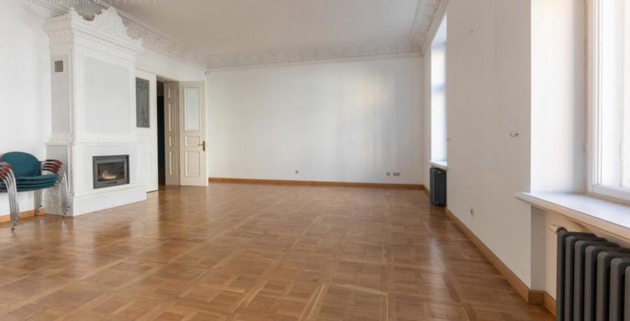 For long-term rent offered a spacious five-room apartment in the most prestigious district of Riga, on Albert Street.