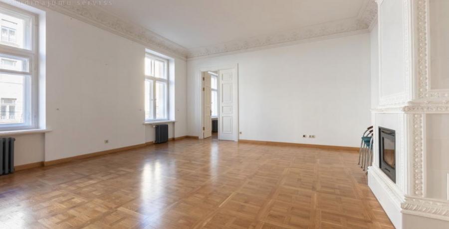 For long-term rent offered a spacious five-room apartment in the most prestigious district of Riga, on Albert Street.