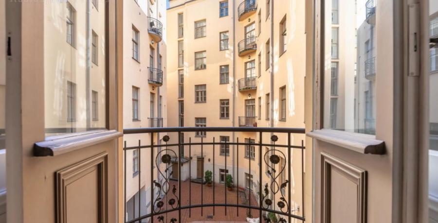 For long-term rent offered a spacious five-room apartment in the most prestigious district of Riga, on Albert Street.