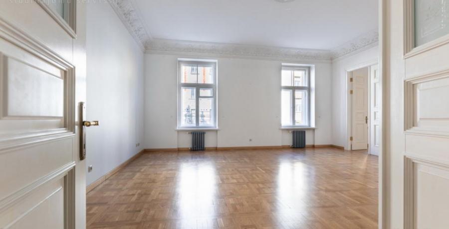 For long-term rent offered a spacious five-room apartment in the most prestigious district of Riga, on Albert Street.