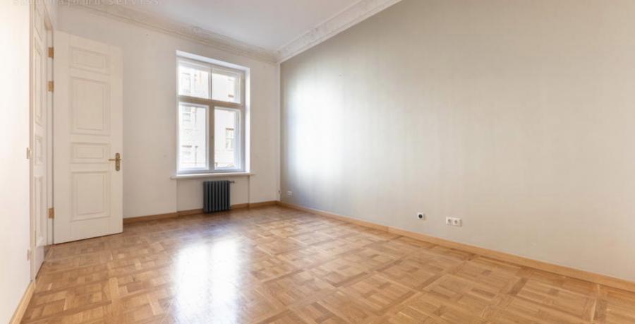 For long-term rent offered a spacious five-room apartment in the most prestigious district of Riga, on Albert Street.