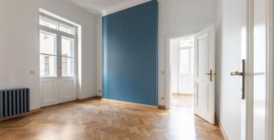 For long-term rent offered a spacious five-room apartment in the most prestigious district of Riga, on Albert Street.