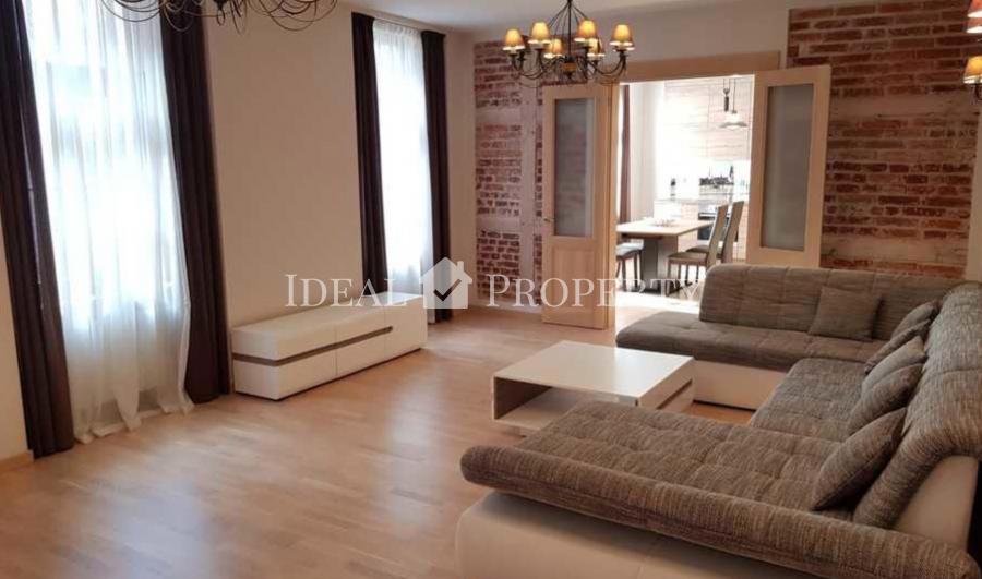 A modern 4rooms apartment in Old Town  for rent.