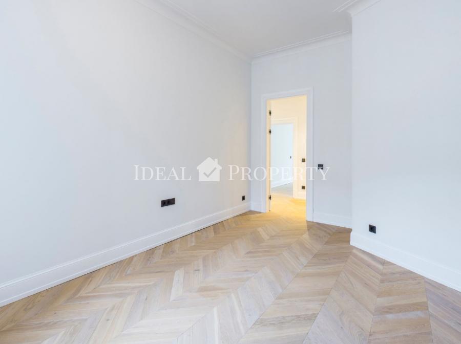 We offer for sale a new apartment in a renovated building in the city center.