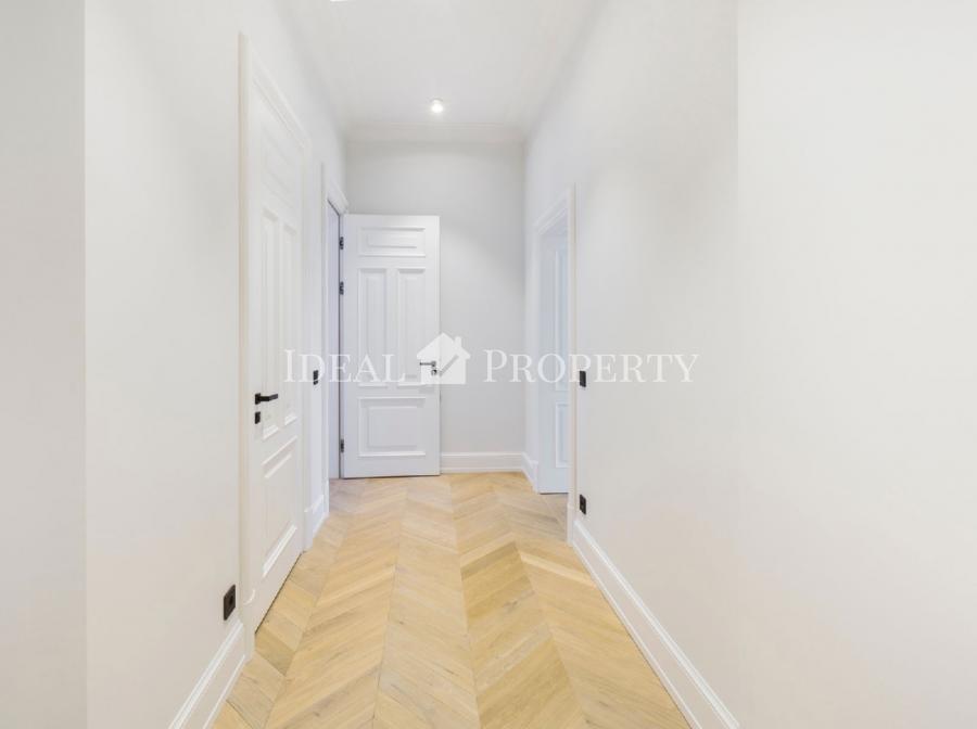 We offer for sale a new apartment in a renovated building in the city center.